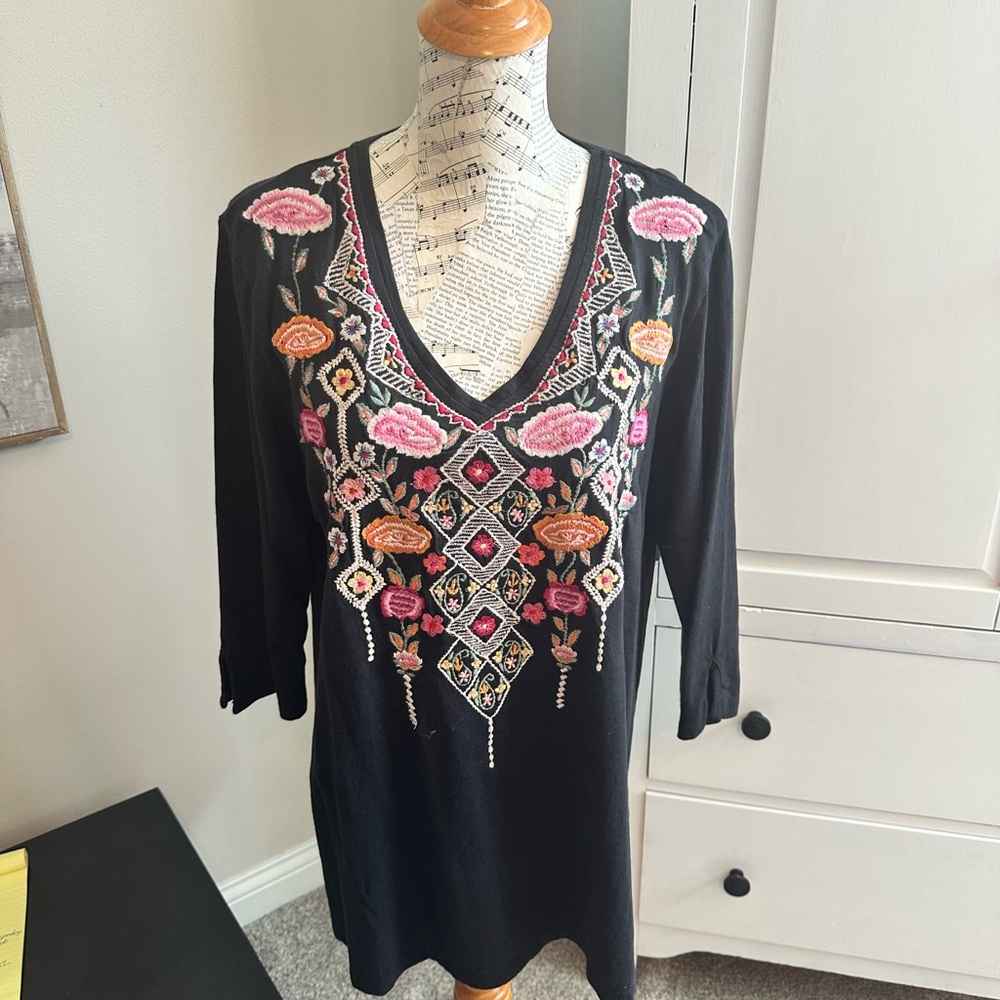 Karyn  Seo black embroidered top size xl